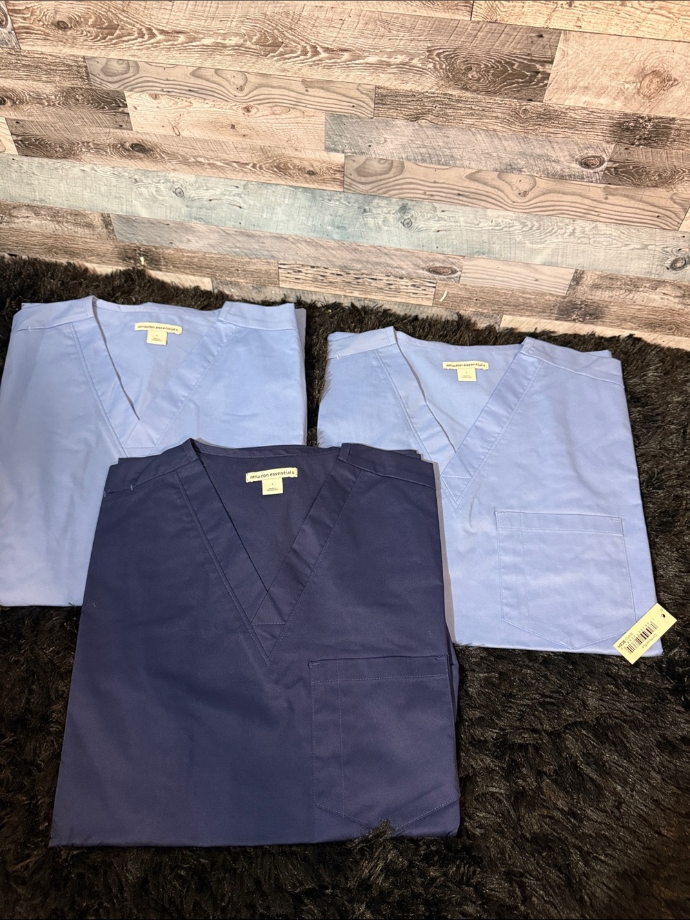 NWT! Lot of 3  Men’s V-Neck Scrub Top with Pockets! Size S…